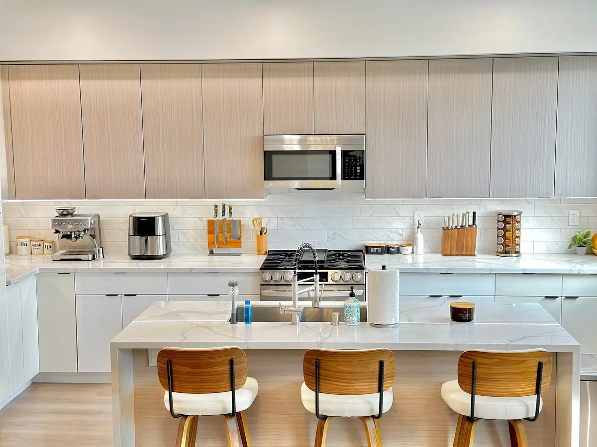 Kitchen and breakfast bar at Paradise Luxury Villa in Los Angeles